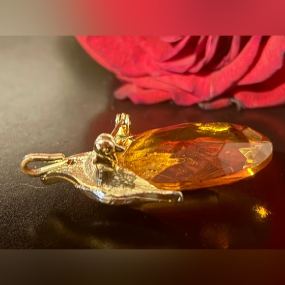 Vintage Gold Tone and Amber Leaf Pendant / Brooch - Picture 7 of 14